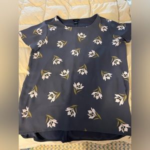 Pretty Ladies top with flutter sleeves